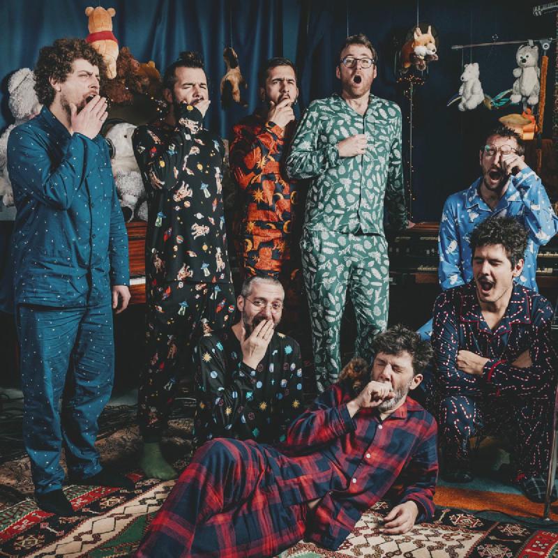 Le groupe Le groupe en pyjama qui bâille, avec des peluches qui pendent partout autour d'eux