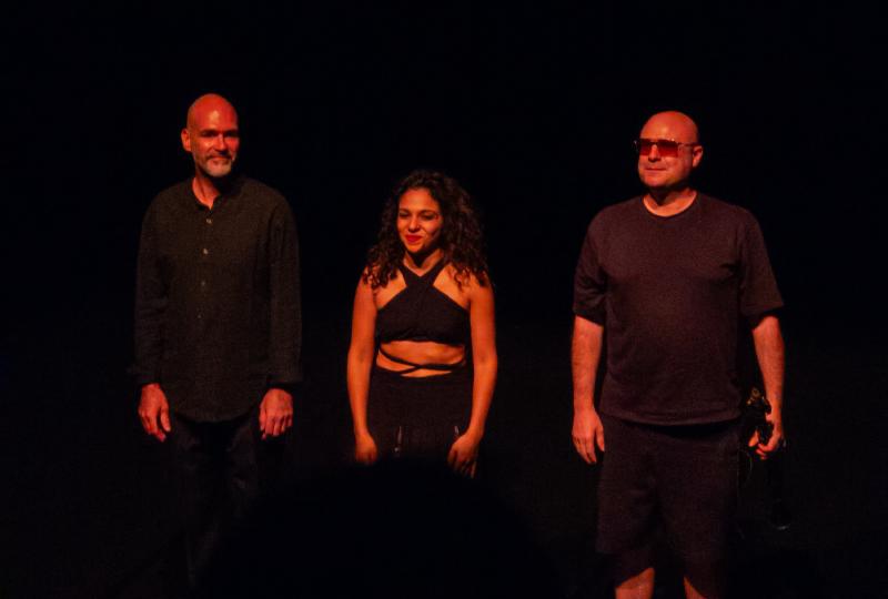 Les trois artistes sur scène à la fin du concert.
